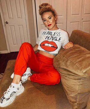 Caroline Wall photo 116