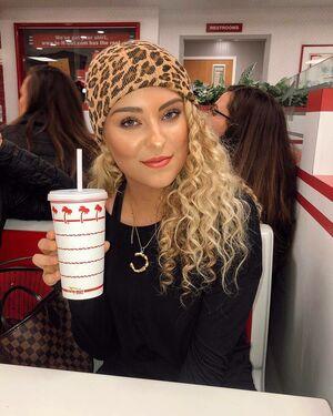 Caroline Wall photo 122