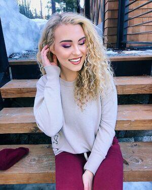 Caroline Wall photo 126