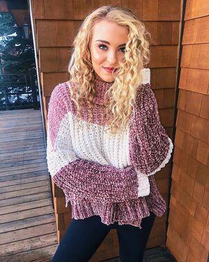 Caroline Wall photo 128