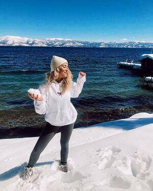 Caroline Wall photo 132