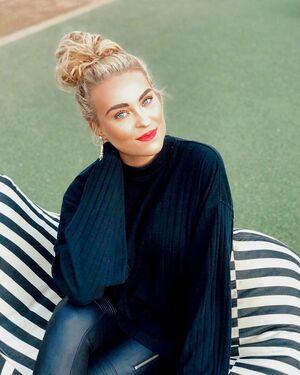 Caroline Wall photo 136