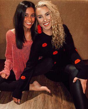 Caroline Wall photo 138