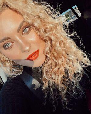 Caroline Wall photo 139