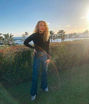 Caroline Wall photo 142