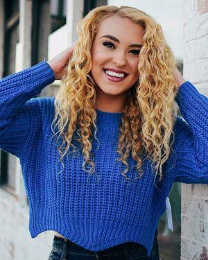 Caroline Wall photo 146