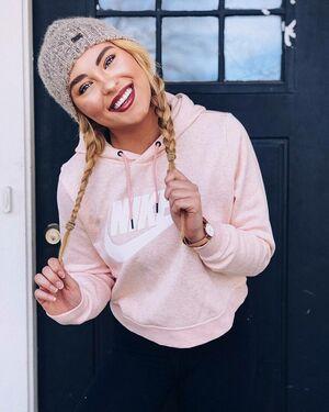 Caroline Wall photo 147