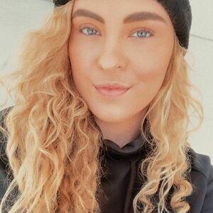 Caroline Wall photo 148