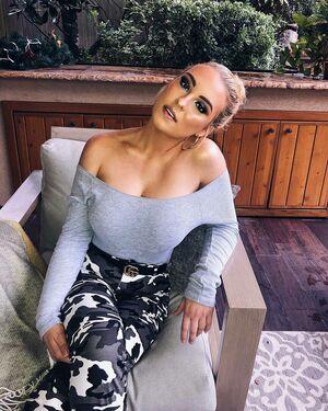 Caroline Wall photo 160