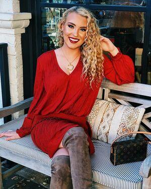 Caroline Wall photo 166