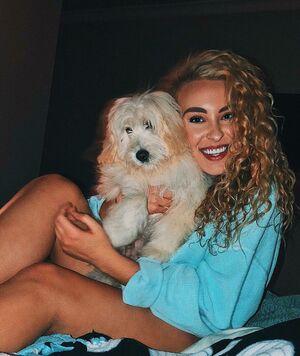 Caroline Wall photo 168