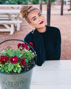 Caroline Wall photo 169