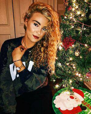 Caroline Wall photo 172