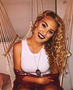 Caroline Wall photo 190