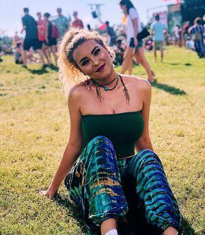 Caroline Wall photo 192