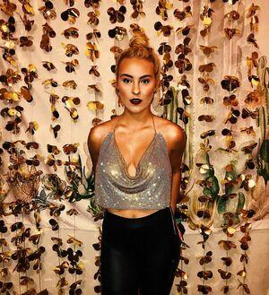 Caroline Wall photo 193