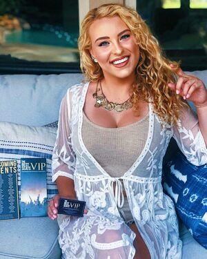 Caroline Wall photo 218