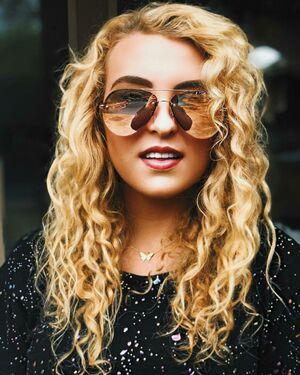 Caroline Wall photo 226