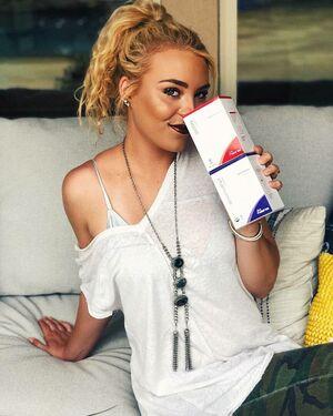 Caroline Wall photo 236