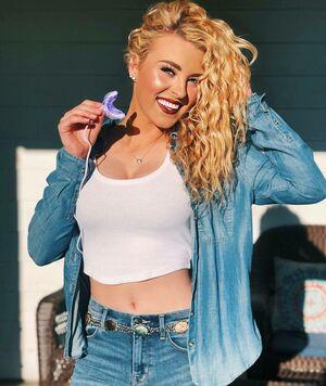 Caroline Wall photo 258