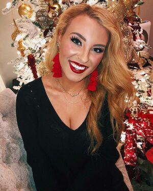 Caroline Wall photo 269