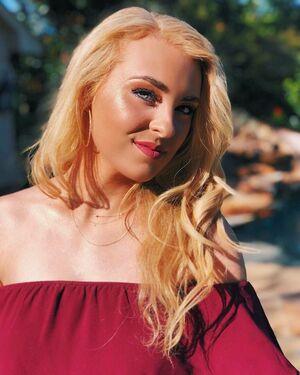 Caroline Wall photo 277