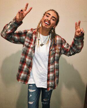 Caroline Wall photo 284