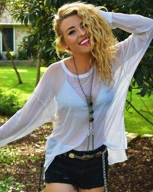 Caroline Wall photo 288