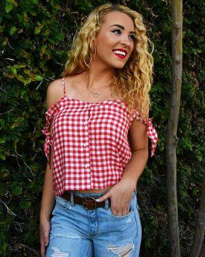 Caroline Wall photo 300