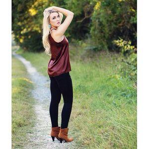 Caroline Wall photo 317