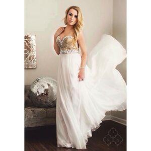 Caroline Wall photo 330