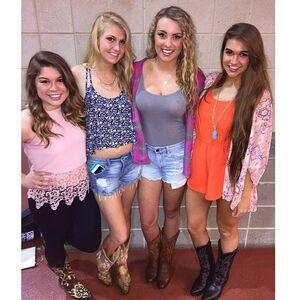 Caroline Wall photo 333