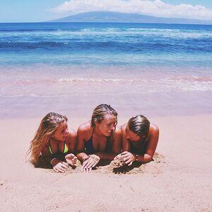 Caroline Wall photo 364