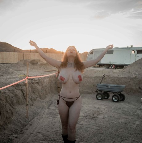 Carrie Keagen photo 3
