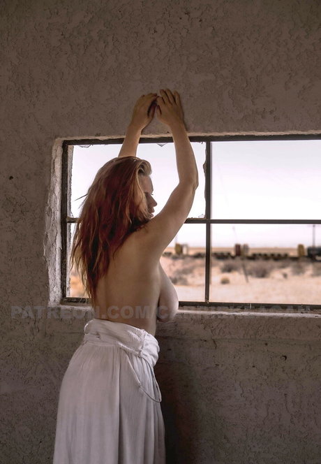 Carrie Keagen photo 10