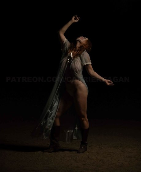 Carrie Keagen photo 23
