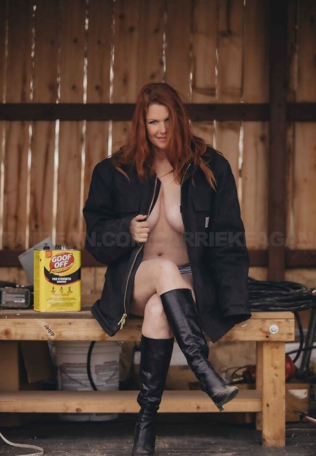 Carrie Keagen photo 33