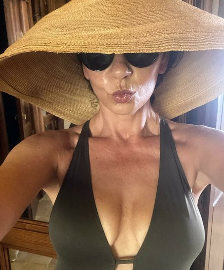 Catherine Zeta-Jones photo 21