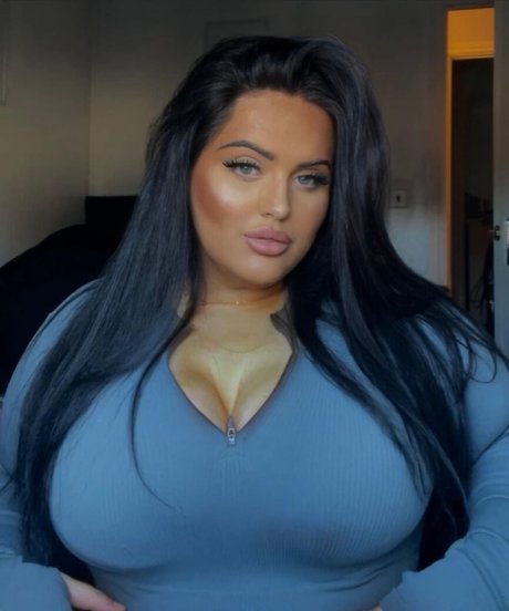 Profile photo of Chloe Jade