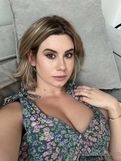 Chloe Lamb photo 16