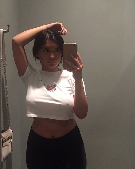 Chloe Medina photo 17