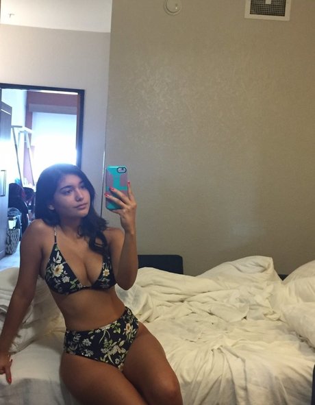 Chloe Medina photo 25