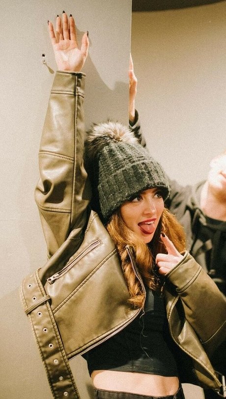Chrissy Costanza photo 26