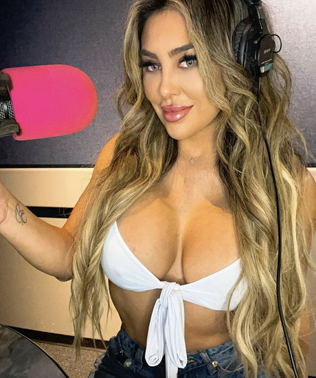 Cindy Burbano photo 4