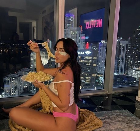 Claudia Tihan photo 329