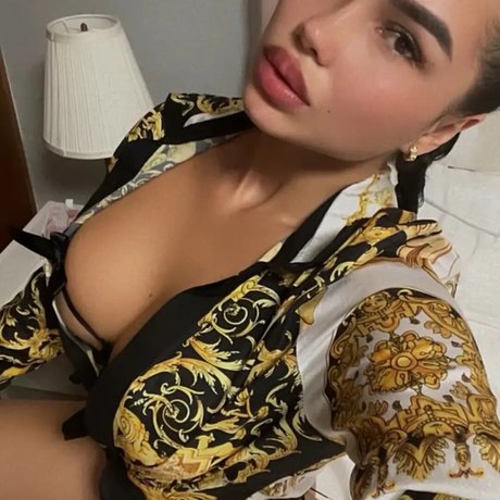 Colombiana Bombshell Mel photo 13