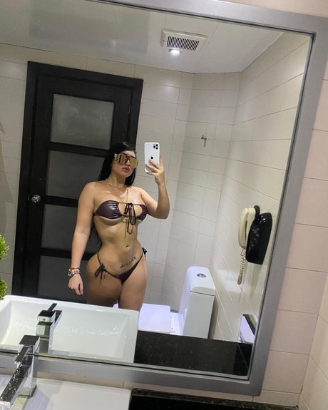 Colombiana Bombshell Mel photo 32