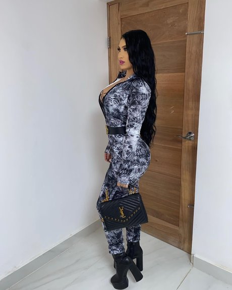 Colombiana Bombshell Mel photo 33