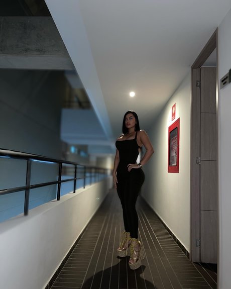 Colombiana Bombshell Mel photo 45