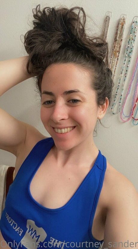 Courtney Sanderson photo 24